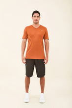 Laad de afbeelding in de Gallery-viewer, Model Front: Uv Line T-Shirt For Men T-Shirt Sport Fit Caramelo Upf50+
