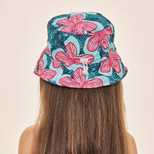Laad de afbeelding in de Gallery-viewer, Model Back: Uv Line Bucket Hat Napoli Kids Hibiscus Upf50+
