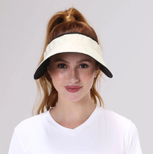 Laad de afbeelding in de Gallery-viewer, Model Front: Uv Line Visor Visor Bali Fem Sand Black Upf50+
