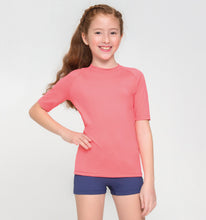 Laad de afbeelding in de Gallery-viewer, Model Front: Uv Line Rash Guard T-Shirt Uvpro Kids Coral Upf50+
