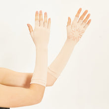 Laad de afbeelding in de Gallery-viewer, Image 05: Uv Line Glove Long Gloves Uni Beige Upf50+
