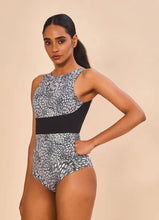 Laad de afbeelding in de Gallery-viewer, Model Front: Uv Line One-Piece Swimsuit Verena Asas Upf50+
