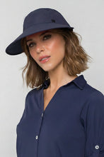 Laad de afbeelding in de Gallery-viewer, Model Front: Uv Line Caps Visor Capri Colors Nac Fem Navy Blue Upf50+
