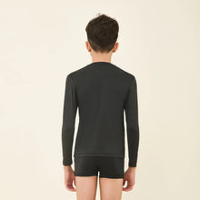Laad de afbeelding in de Gallery-viewer, Model Back: Uv Line Rash Guard Longsleeve Uvpro Kids Black Upf50+
