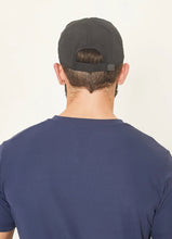 Laad de afbeelding in de Gallery-viewer, Model Back: Uv Line Caps Cap Uv Pro Masc Black Upf50+
