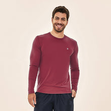 Laad de afbeelding in de Gallery-viewer, Model Front: Uv Line Rash Guard Longsleeve Uvpro Masc Vermelho Queimado Upf50+
