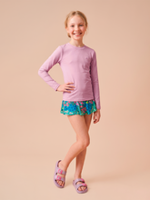Laad de afbeelding in de Gallery-viewer, Model Front: Uv Line Rash Guard Longsleeve Uvpro Kids Rose Upf50+
