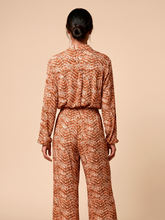 Laad de afbeelding in de Gallery-viewer, Model Back: Uv Line Beach Trousers Pants Meia Lua Tie Dye Pitanga Upf50+
