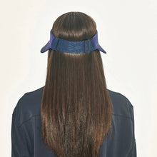 Laad de afbeelding in de Gallery-viewer, Model Back: Uv Line Visor Grecia Navy Fit Upf50+
