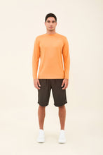 Laad de afbeelding in de Gallery-viewer, Model Front: Uv Line Rash Guard Longsleeve Uvpro Masc Orange Upf50+
