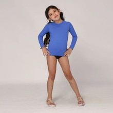 Laad de afbeelding in de Gallery-viewer, Model Front: Uv Line Rash Guard Longsleeve Uvpro Kids Bic Blue Upf50+
