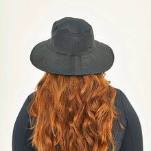 Laad de afbeelding in de Gallery-viewer, Model Back: Uv Line Floppy Hat Hat Lyon Nac L Fem Black Upf50+
