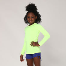 Laad de afbeelding in de Gallery-viewer, Model Front: Uv Line Rash Guard Camiseta Uvlight Amarelo Fluor Spf50+
