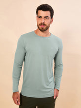 Laad de afbeelding in de Gallery-viewer, Model Front: Uv Line Rash Guard Longsleeve New Fit Masc Verde Agua Upf50+
