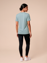 Laad de afbeelding in de Gallery-viewer, Model Back: Uv Line Beach Top T-Shirt Uvpro Fem Green Water Upf50+
