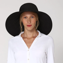 Laad de afbeelding in de Gallery-viewer, Model Front: Uv Line Floppy Hat Beverly Hills Preto Upf50+
