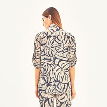 Laad de afbeelding in de Gallery-viewer, Model Back: Uv Line Beach Top Shirt Copa Costela Off White Upf50+
