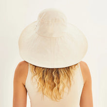Laad de afbeelding in de Gallery-viewer, Model Back: Uv Line Floppy Hat Beverly Hills Areia Upf50+
