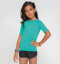 Laad de afbeelding in de Gallery-viewer, Model Front: Uv Line Rash Guard Kids Fpu50+ Uvpro Short Sleeve T-Shirt Mint Green Uv
