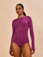 Laad de afbeelding in de Gallery-viewer, Model Front: Uv Line One-Piece Swimsuit Macae Magenta Upf50+
