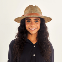 Laad de afbeelding in de Gallery-viewer, Model Front: Uv Line Fedora Hat Hat Giovana Imp Fem Mescla Upf50+
