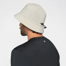 Laad de afbeelding in de Gallery-viewer, Model Back: Uv Line Bucket Hat Hat Toronto Colors Masc Sand Upf50+
