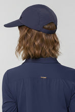 Laad de afbeelding in de Gallery-viewer, Model Back: Uv Line Caps Visor Capri Colors Nac Fem Navy Blue Upf50+
