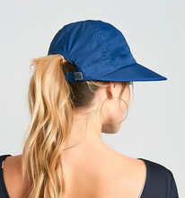 Laad de afbeelding in de Gallery-viewer, Model Back: Uv Line Caps Visor Nice Fem Navy Blue Upf50+
