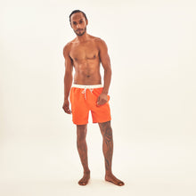 Laad de afbeelding in de Gallery-viewer, Model Front: Uv Line Short For Men / Bermuda Shorts Boxer Orange Upf50+
