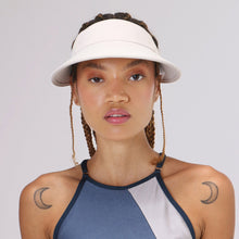 Laad de afbeelding in de Gallery-viewer, Model Front: Uv Line Visor Visor Leblon Sand Upf50+
