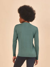 Laad de afbeelding in de Gallery-viewer, Model Back: Uv Line Rash Guard Longsleeve Fem New Fit Textura Verde Jade Upf50+
