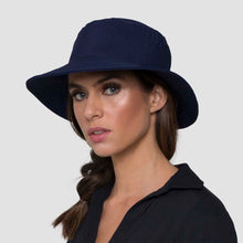 Laad de afbeelding in de Gallery-viewer, Model Front: Uv Line Bucket Hat Hat California Nac Fem Navy Blue Upf50+
