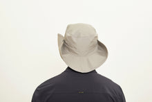 Laad de afbeelding in de Gallery-viewer, Model Back: Uv Line Floppy Hat Hat Safari L Masc Sand Upf50+
