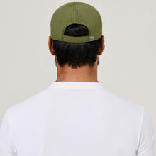 Laad de afbeelding in de Gallery-viewer, Model Back: Uv Line Caps Cap Uv Pro Masc Green Militar Upf50+
