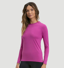 Laad de afbeelding in de Gallery-viewer, Model Front: Uv Line Rash Guard Longsleeve Uvpro Fem Pink Upf50+
