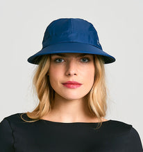 Laad de afbeelding in de Gallery-viewer, Model Front: Uv Line Caps Visor Nice Fem Navy Blue Upf50+
