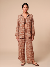 Laad de afbeelding in de Gallery-viewer, Model Front: Uv Line Shirtdress Shirt Vitoria Tie Dye Pitanga Upf50+
