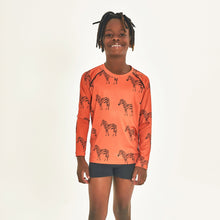 Laad de afbeelding in de Gallery-viewer, Model Front: Uv Line Rash Guard Longsleeve Acqua Zebra Inf Upf50+
