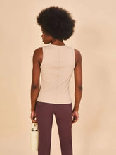 Laad de afbeelding in de Gallery-viewer, Model Back: Uv Line Fitness Top Regata Fem Ribbed Sand Upf50+
