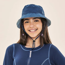 Laad de afbeelding in de Gallery-viewer, Model Front: Uv Line Bucket Hat Basic Kids Maringo Azul Ceu Upf50+
