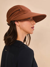 Laad de afbeelding in de Gallery-viewer, Model Back: Uv Line Caps Visor Capri Colors Nac Fem Coniac Upf50+

