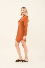 Laad de afbeelding in de Gallery-viewer, Image 02: Uv Line Shirtdress Shirtdress Copenhagen Caramelo Upf50+
