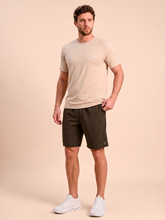 Laad de afbeelding in de Gallery-viewer, Model Front: Uv Line Short For Men / Bermuda Shorts New Fit Masc Brown Upf50+
