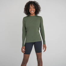 Laad de afbeelding in de Gallery-viewer, Model Front: Uv Line Rash Guard Longsleeve Uvpro Fem Verde Militar Upf50+

