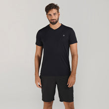 Laad de afbeelding in de Gallery-viewer, Model Front: Uv Line Fitness Top Sport Fit Mas Preto Upf50+
