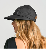 Laad de afbeelding in de Gallery-viewer, Model Back: Uv Line Caps Visor Nice Fem Black Upf50+
