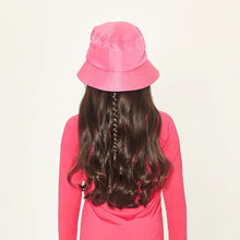 Laad de afbeelding in de Gallery-viewer, Model Back: Uv Line Bucket Hat Basic Kids Pink Rosa Upf50+
