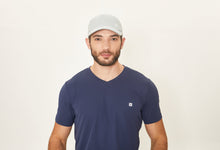 Laad de afbeelding in de Gallery-viewer, Model Front: Uv Line Caps Cap Uv Pro Masc Grey Upf50+
