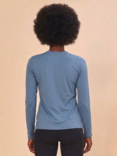 Laad de afbeelding in de Gallery-viewer, Model Back: Uv Line Rash Guard Longsleeve Uvpro Indigo Upf50+
