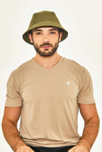 Laad de afbeelding in de Gallery-viewer, Model Front: Uv Line Bucket Hat Hat Toronto Colors Masc Military Green Upf50+
